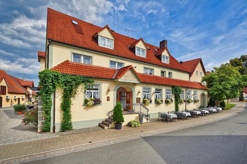 Brauereigasthof Zum Loewenbraeu Adelsdorf Dış mekan fotoğraf