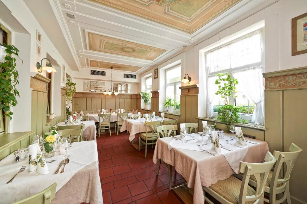 Brauereigasthof Zum Loewenbraeu Adelsdorf Dış mekan fotoğraf
