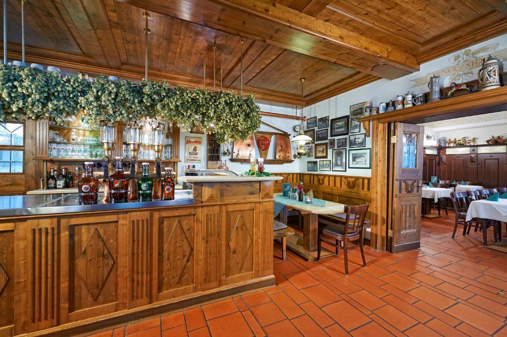 Brauereigasthof Zum Loewenbraeu Adelsdorf Dış mekan fotoğraf